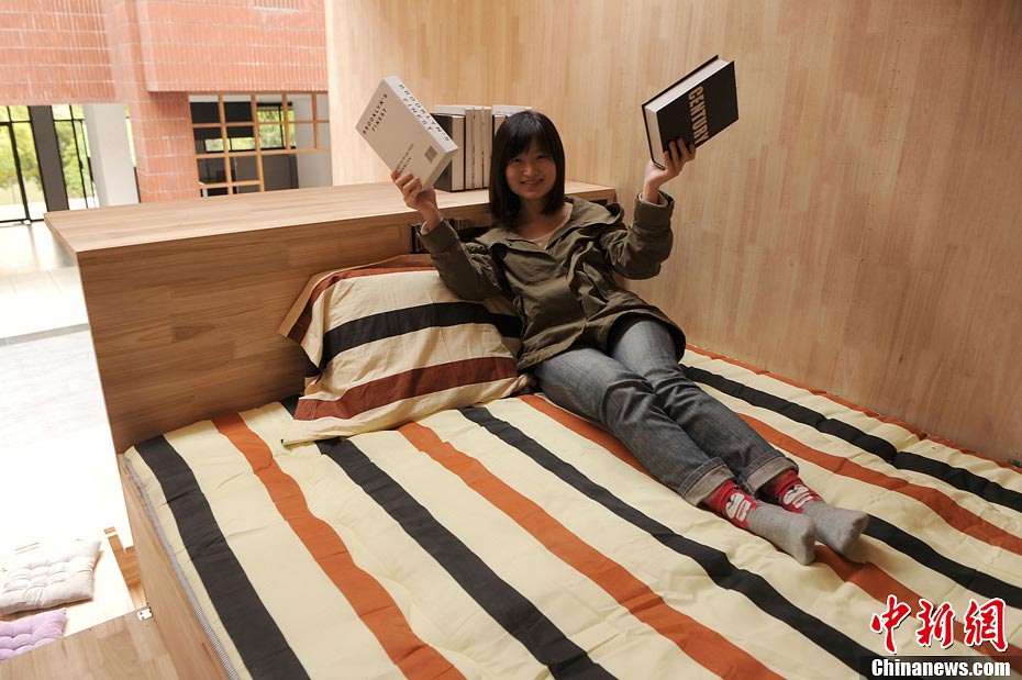 A student shows the bedroom.  (CNS/ Chen Chao)