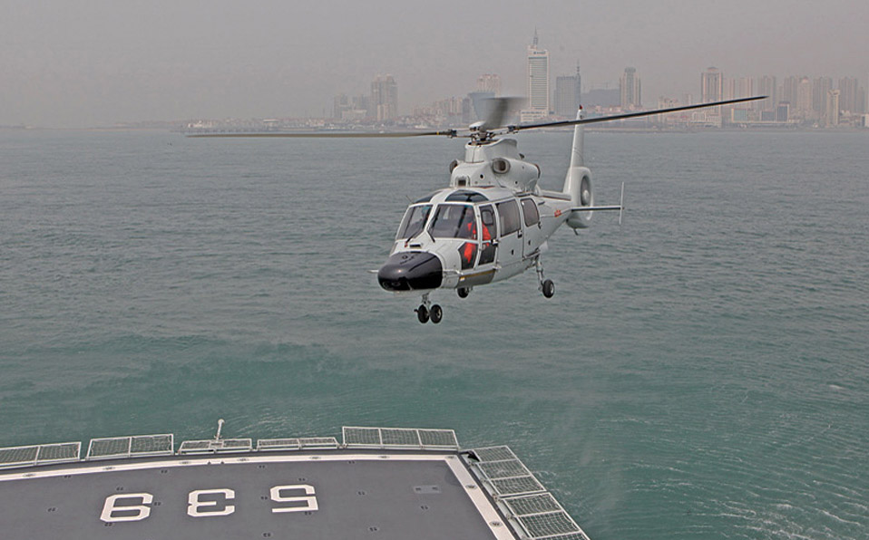 "Anqing" warship in coordinated-drill with helicopter