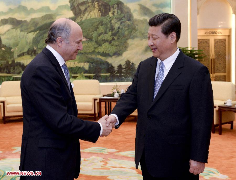 Chinese President Xi Jinping (R) shakes hands with French Foreign Minister Laurent Fabius during their meeting in Beijing, capital of China, April 12, 2013. (Xinhua/Ma Zhancheng)