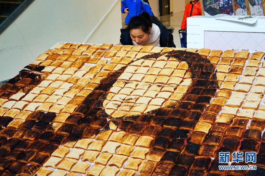 A woman looks at a "Mona Lisa" portrait made from expired bread in a shopping mall in Tianjin, April 14, 2013. (Xinhua/You Sixing)