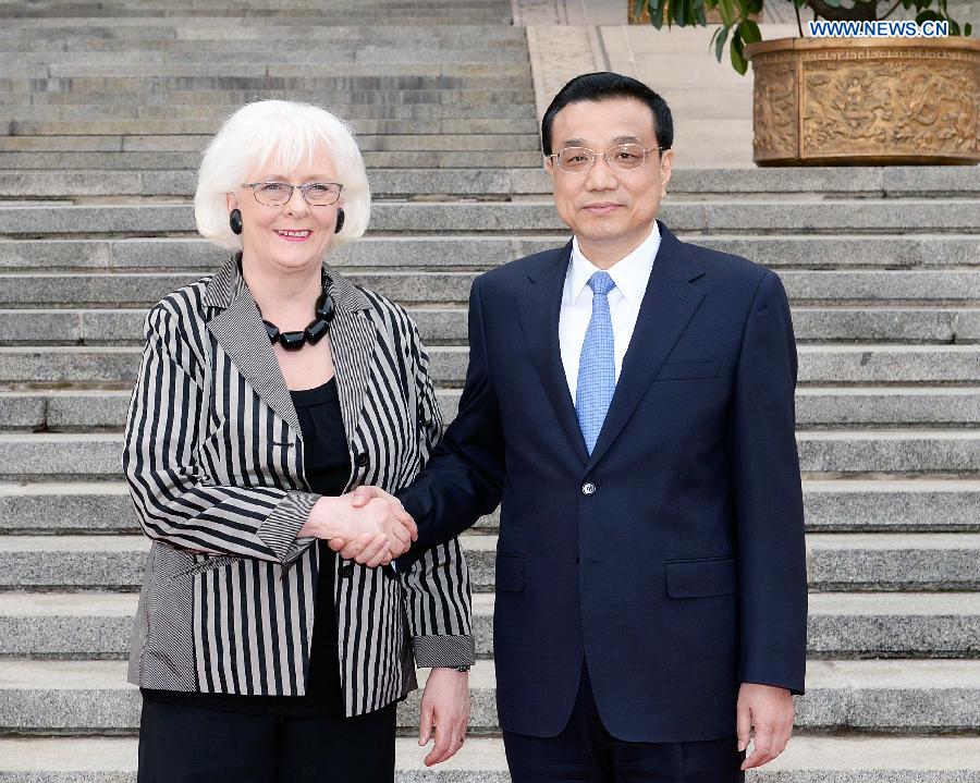 Chinese Premier Li Keqiang (R) holds a welcome ceremony for visiting Iceland Prime Minister Johanna Sigurdardottir in Beijing, capital of China, April 15, 2013. (Xinhua/Li Tao) 