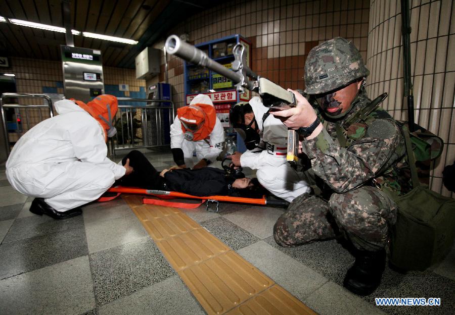 People join in an anti-terror drill at a subway station in Seoul, South Korea, April 15, 2013. South Korea's defense chief said Monday that the Democratic People's Republic of Korea (DPRK) is seen ready to launch missiles, but he noted that there are no signs of a full-scale war. (Xinhua/Park Jin-hee) 