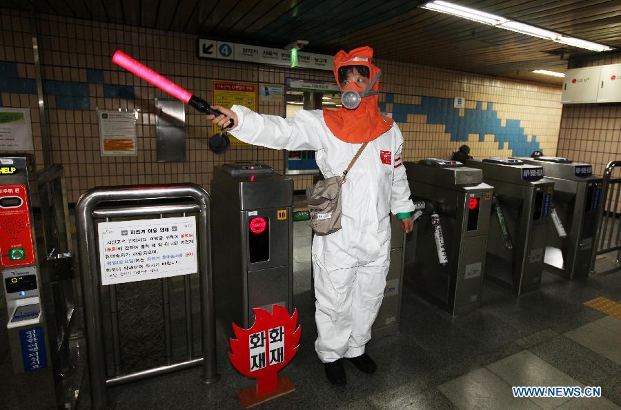 A man joins in an anti-terror drill at a subway station in Seoul, South Korea, April 15, 2013. South Korea's defense chief said Monday that the Democratic People's Republic of Korea (DPRK) is seen ready to launch missiles, but he noted that there are no signs of a full-scale war. (Xinhua/Park Jin-hee)