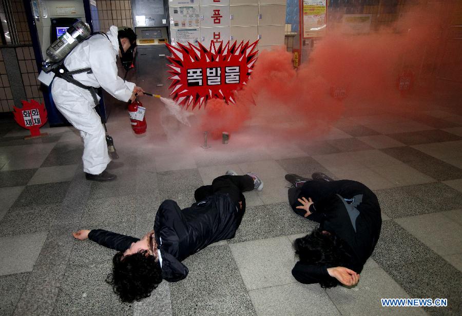 People join in an anti-terror drill at a subway station in Seoul, South Korea, April 15, 2013. South Korea's defense chief said Monday that the Democratic People's Republic of Korea (DPRK) is seen ready to launch missiles, but he noted that there are no signs of a full-scale war. (Xinhua/Park Jin-hee)