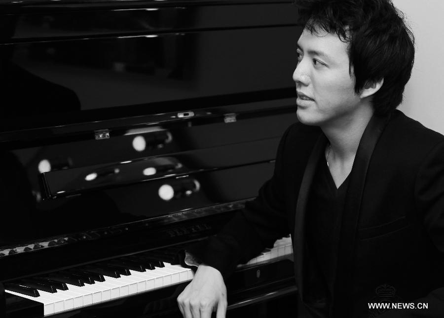 Chinese pianist Li Yundi takes a rest after his concert in Paris, France, April 15, 2013. Famous Chinese pianist Li Yundi was on his European tour started on March 18 ending in Berlin on May 14 en route Frankfurt, Munich, Paris, London, Liverpool, Moscow, Strasbourg, among others. Born in southwest China's Chongqing Municipality, Li was the youngest pianist to win the International Frederic Chopin Piano Competition in 2000, at the age of 18. (Xinhua/Gao Jing) 