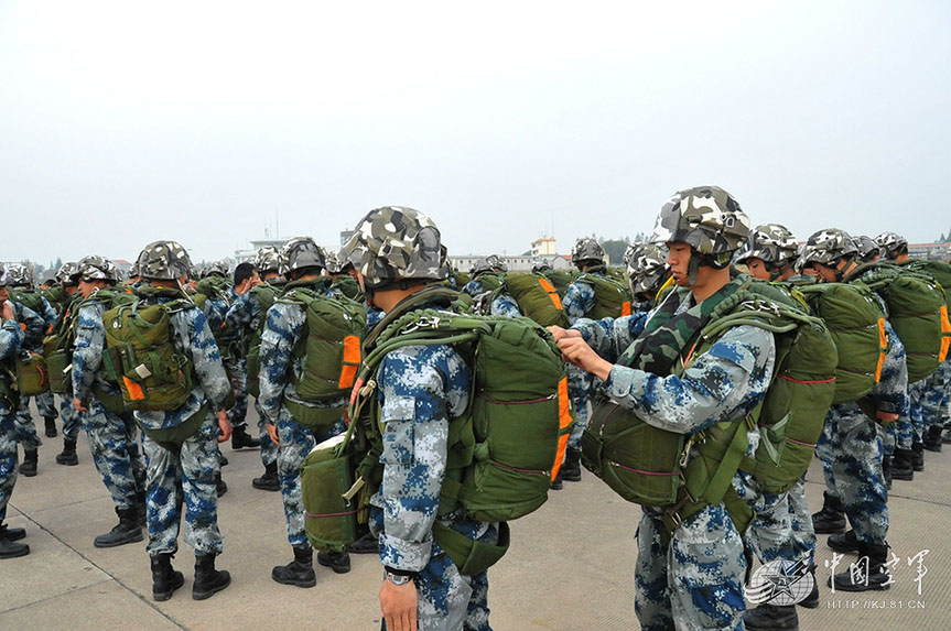 A division of the airborne troops organized their recruits to conduct parachute training on April 11, 2013. (China Military Online/Liu Jilu)
