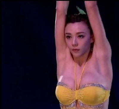 Chinese model Zhou Weitong was suspected of getting boob job after she attended a diving show. (Photo: gb.cri.cn)