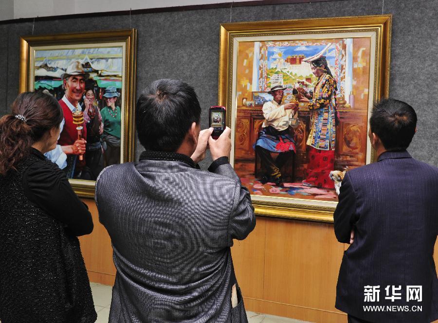 Audiences watch the oil paintings on display at the Tibet Museum in Lhasa, capital of southwest China's Tibet Autonomous Region, April 16, 2013. [Photo/Xinhua]