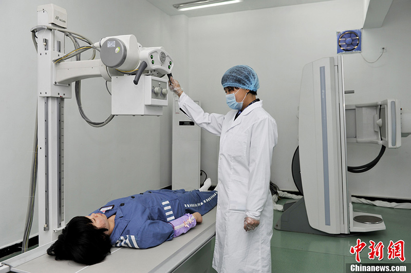 Doctors of the prison give inmates medical check.(Photo:An Yuan/CNS)