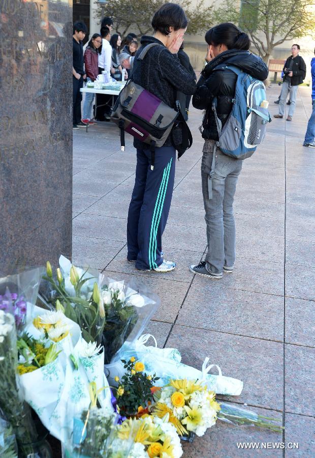 Two students attend a mourning event for the Chinese victim in Boston Marathon blasts at Boston University in Boston, the United States, April 17, 2013. (Xinhua/Wang Lei) 