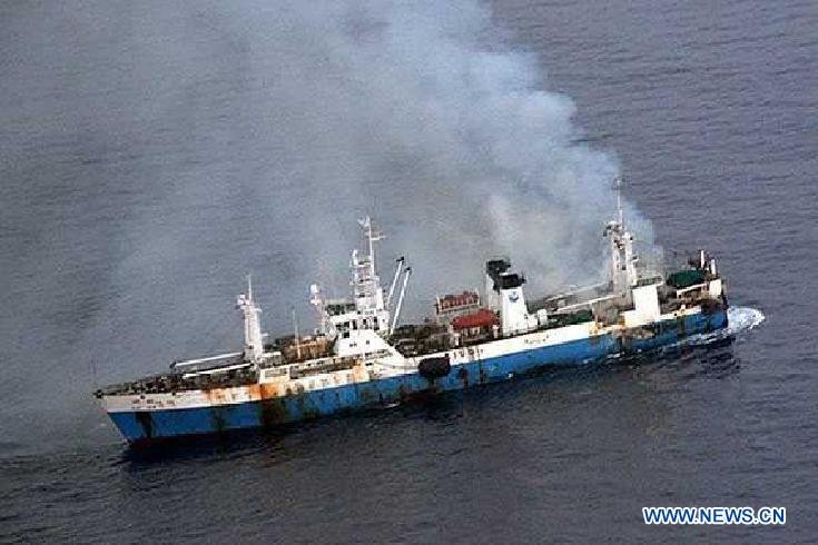 Image provided by the Communications Office of the Chilean Air Force shows smoke rising from Chinese fishing vessel "Kai Xin". All 97 crew members of the Chinese fishing vessel were rescued on April 17, 2013 in the Antarctic waters after a fire broke out on board, the Chinese Embassy to Chile has confirmed. (Xinhua/Chilean Air Force)