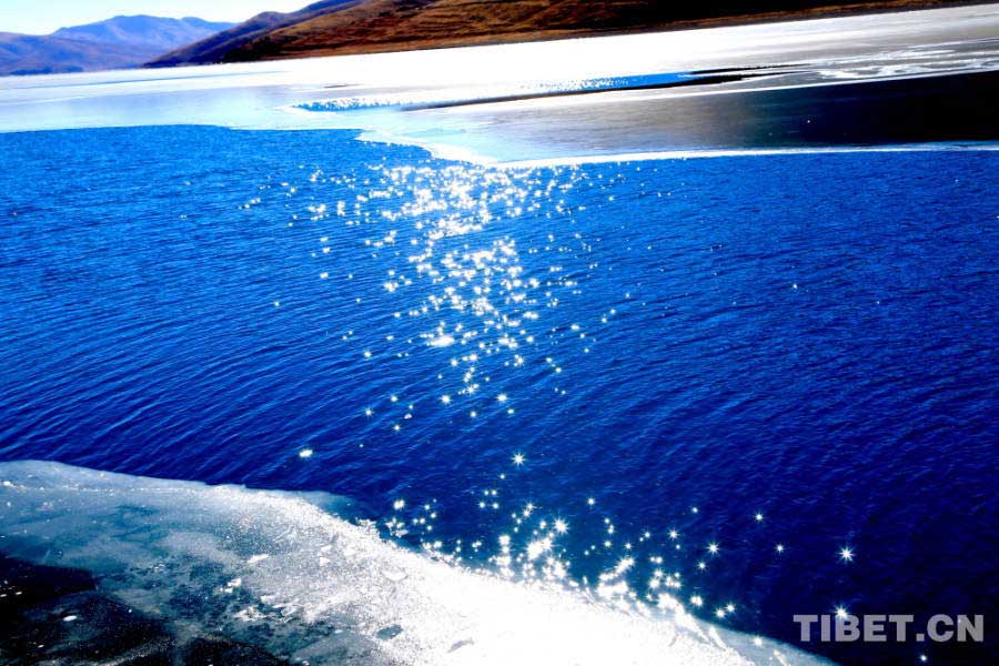 The amazing scenery of the Yamzhog Yumco Lake in Tibet, southwest China. The Yamzhog Yumco Lake, with a total area of 638 square kilometers, is located in Nakartse County, about 110 kilometers to the southwest of Lhasa, capital of Tibet. As deep as 60 meters, the lake is deemed as one of the "three holy lakes" in Tibet. [Photo/China Tibet Online]