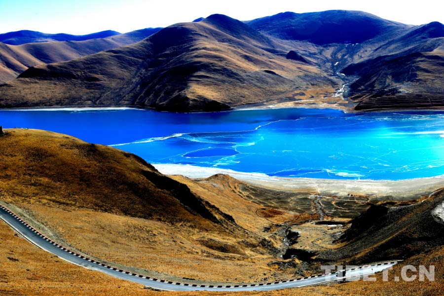 The amazing scenery of the Yamzhog Yumco Lake in Tibet, southwest China. The Yamzhog Yumco Lake, with a total area of 638 square kilometers, is located in Nakartse County, about 110 kilometers to the southwest of Lhasa, capital of Tibet. As deep as 60 meters, the lake is deemed as one of the "three holy lakes" in Tibet. [Photo/China Tibet Online]