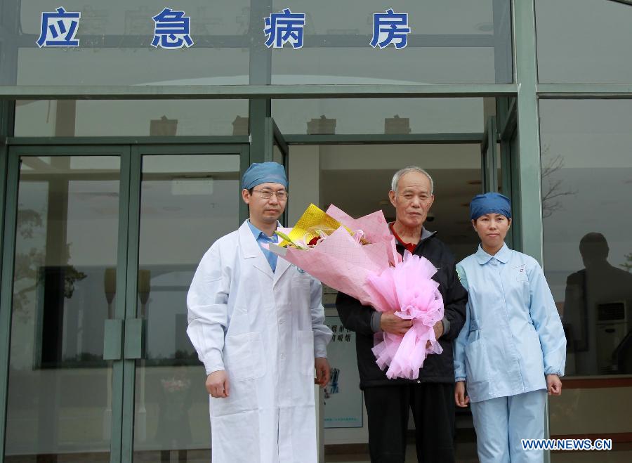 An H7N9 patient surnamed Yang (C) is discharged from Shanghai Public Health Clinic Center after being successfully treated in Shanghai, east China, April 18, 2013. The 66-year-old Shanghai man showed flu symptoms on March 31 and was confirmed to be infected on April 6. Doctors said he now carries antibodies against the virus and will not be infected again. (Xinhua/Ding Ting)  