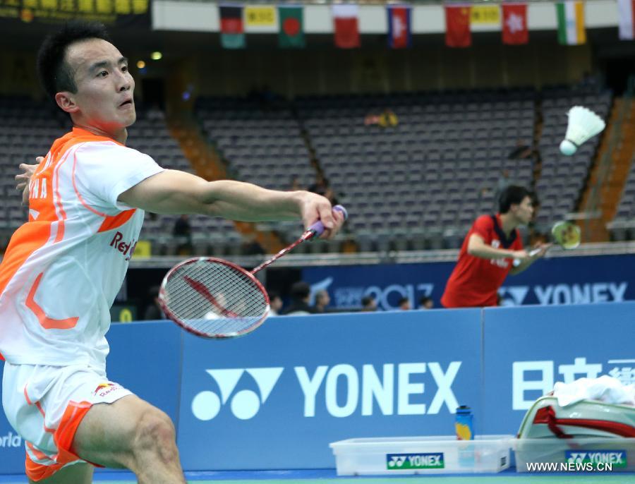 China's Du Pengyu hits a return against Daren Liew of Malaysia during the men's singles third round match at the Badminton Asia Championships in Taipei, southeast China's Taiwan, on April 18, 2013. Du won 2-0. (Xinhua/Xie Xiudong)