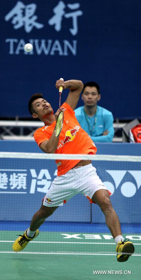 China's Lin Dan hits a return during the men's singles third round match against Kazumasa Sakai of Japan at the Badminton Asia Championships in Taipei, southeast China's Taiwan, on April 18, 2013. Lin won 2-1. (Xinhua/Xie Xiudong)