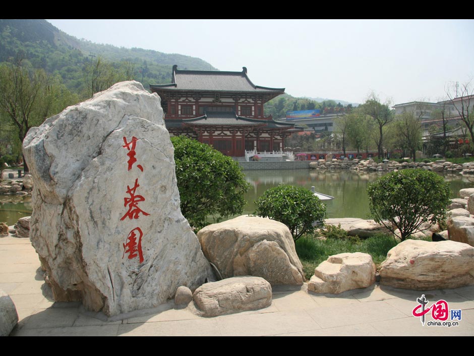 Located at the northern foot of Lishan Mountain, 30 kilometers from Xi'an, Huaqing Hot Spring is famous for its amazing spring scenery and the romantic love story of the owner and his favorite concubine. The garden was built by Emperor Xuanzong (685-762) during the Tang Dynasty (618-907) near hot springs at the foot of the mountain so he could frolic with his favorite concubine, Yang Guifei. During his reign, the emperor spent a large sum of his funds to build a luxurious palace, reflecting the prosperity of the Tang Dynasty. (China.org.cn)