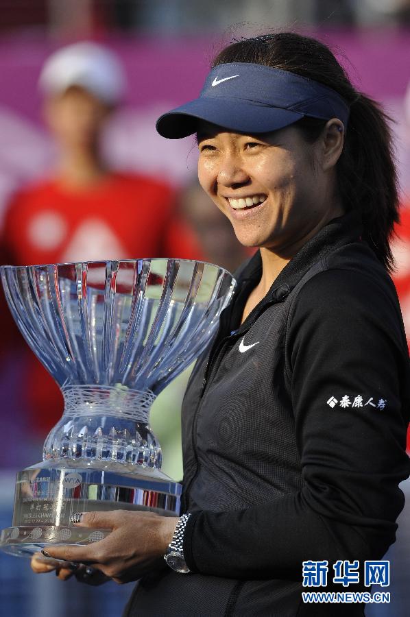 Li Na holds the trophy on the ceremony of 2013 WTA Shenzhen tennis open. (Xinhua/Liang Xu) 