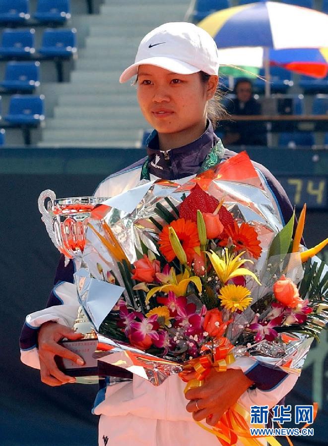 Li Na defeats Liu Nannan 2-0 in the women’s single final, Nov. 20, 2001. (Xinhua/Guo Dayue)