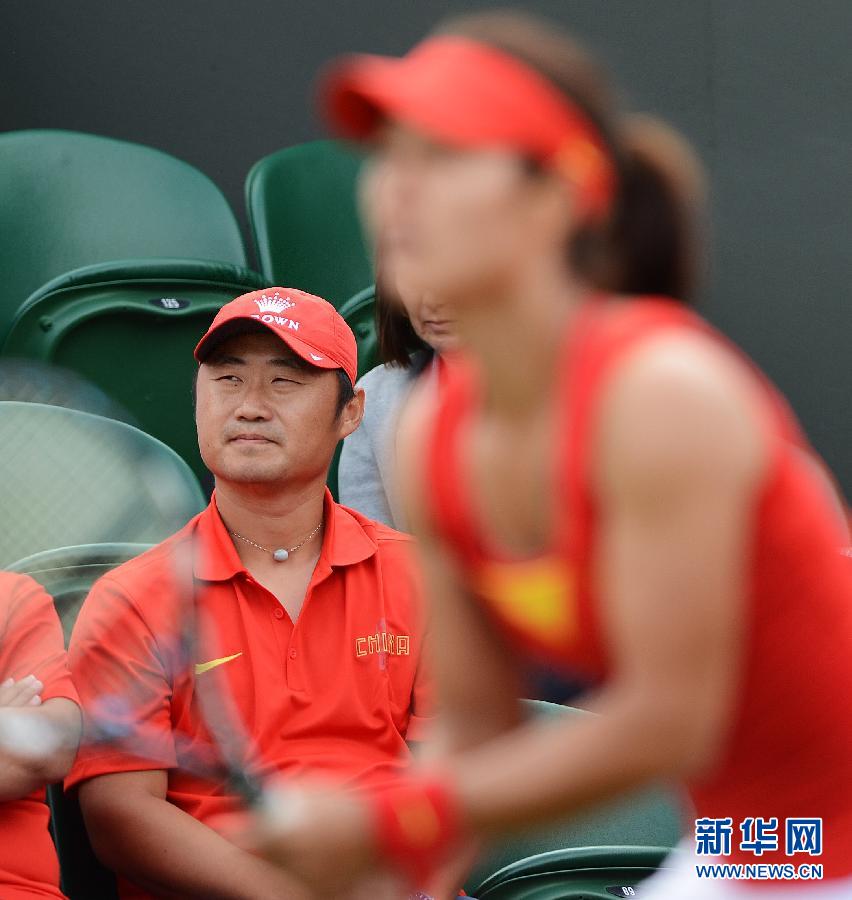 Jiang Shan, Li Na’s husband, watches the competition on the sidelines. (Xinhua/Tao Xiyi)