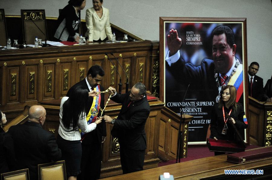 Venezuela's National Assembly President Diosdado Cabello (2nd R) and late President Hugo Chavez's daughter Maria Gabriela Chavez (2nd L) impose the Presidential sash to Venezuela's President Nicolas Maduro (C) during his inauguration ceremony at the Federal Legislative Palace in the city of Caracas, capital of Venezuela, on April 19, 2013. (Xinhua/Mauricio Valenzuela)