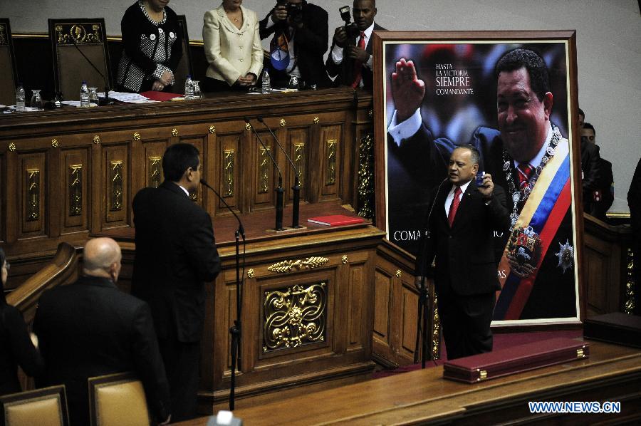 Venezuela's National Assembly President Diosdado Cabello (R) takes the oath to President Nicolas Maduro during his inauguration ceremony held at the headquarters of the Federal Legislative Palace in the city of Caracas, capital of Venezuela, on April 19, 2013. (Xinhua/Mauricio Valenzuela) 