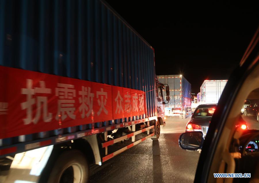 Trucks carrying relief supplies move on a road from Chengdu to the quake-hit Lushan County, Ya'an City, southwest China's Sichuan Province, April 20, 2013. (Xinhua/Xing Guangli)