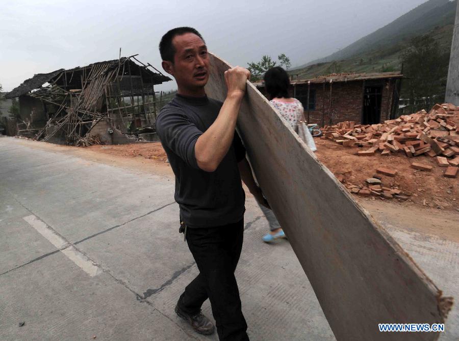 A local resident conducts self rescue work in quake-hit Qingren Township, Lushan County, Ya'an City, southwest China's Sichuan Province, April 20, 2013.  (Xinhua/Yu Ping)   
