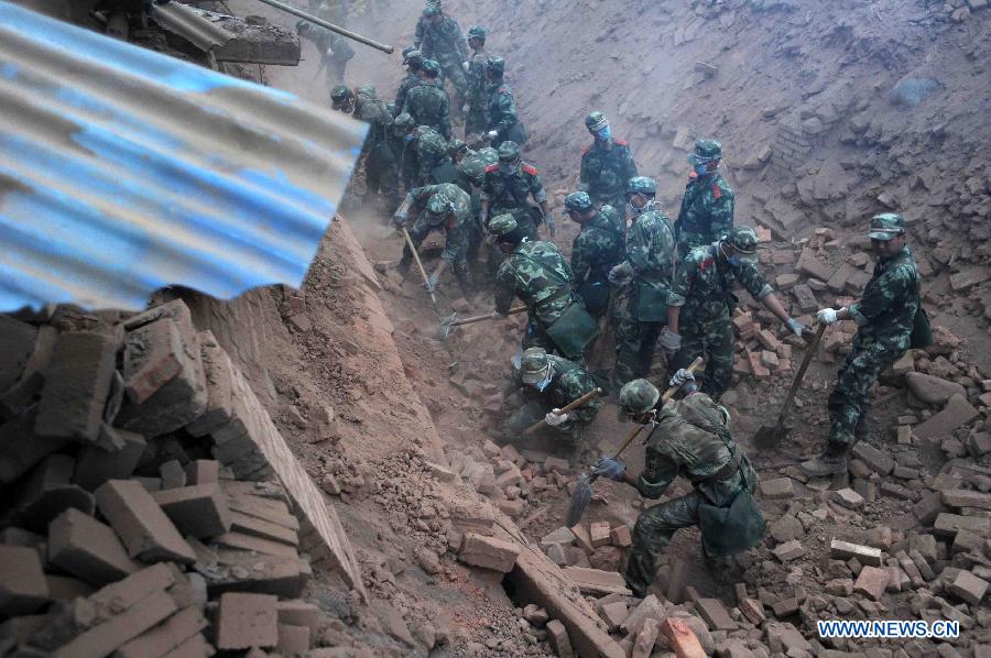 Rescuers conduct rescue work in quake-hit Qingren Township, Lushan County, Ya'an City, southwest China's Sichuan Province, April 20, 2013. (Xinhua/Yu Ping)