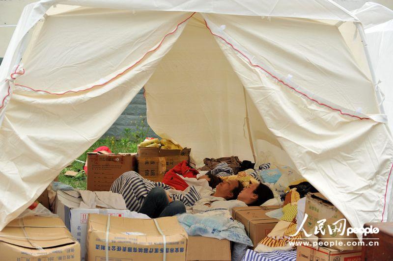 Medical workers have a break in a tent in the People's Hospital in Lushan, Sichuan province, April 21, 2013. Many of them have worked 24 hours since the occurrence of the earthquake. (Weng Qiyu/People’s Daily Online)