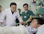 Chinese Premier visits patients injured in strong quake 