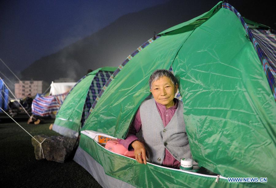 Hu Qingzhen, 75, rest in a tent in a public shelter in the quake-hit Baoxing County, southwest China's Sichuan Province, April 21, 2013. By far, a total of 28,000 people in the county have been evacuated to safety places. A 7.0-magnitude earthquake hit Sichuan at 8:02 a.m. Saturday Beijing time. (Xinhua/Luo Xiaoguang) 
