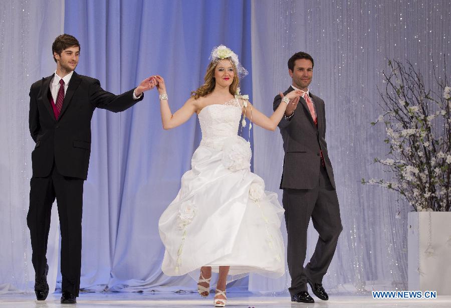 Models present wedding dresses during the fashion show of the 2013 Toronto's Bridal Show at the Canadian National Exhibition in Toronto, Canada, April 21, 2013. (Xinhua/Zou Zheng) 