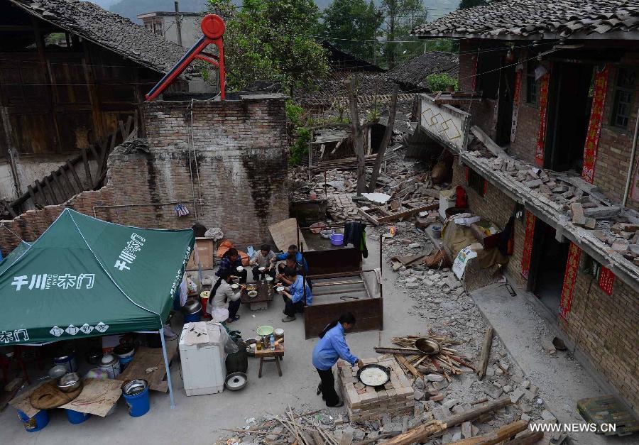 Victims have lunch in Gucheng Village in Longmen Township, southwest China's Sichuan Province, April 22, 2013. Quake-affected people help each other after a 7.0-magnitude earthquake jolted Lushan County of Ya'an in the morning on April 20. (Xinhua/Jiang Hongjing)