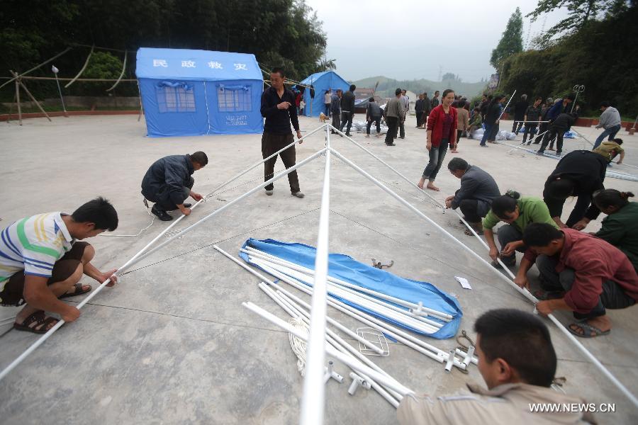 Quake victims put up a tent in Renyi Township in Tianquan County, southwest China's Sichuan Province, April 22, 2013. A 7.0-magnitude earthquake jolted Lushan County of Ya'an in the morning on April 20. Tianquan is one of seriously affected areas. (Xinhua/Xing Guangli)