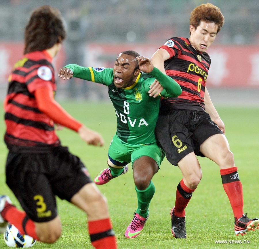 Davis Guerron (C) of China's Beijing Guoan compete with Jin Ho (R) of South Korea's Pohang Steelers during their AFC Champions League Group G match in Beijing, China, April 23, 2013. Beijing Guoan won 2-0. (Xinhua/Guo Yong) 