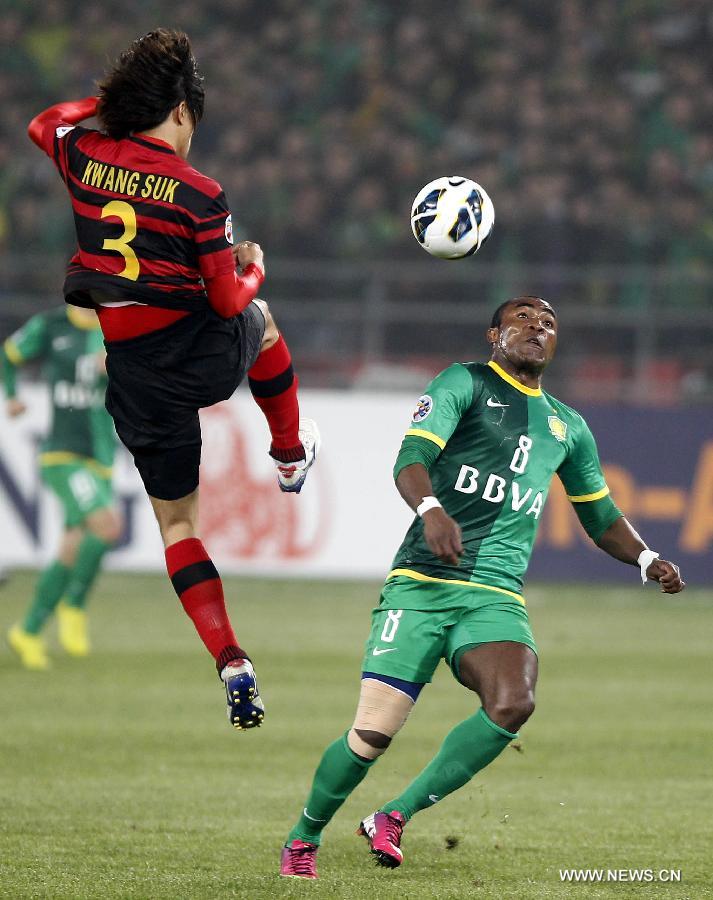 Davis Guerron (R) of China's Beijing Guoan compete with Kwang Suk of South Korea's Pohang Steelers during their AFC Champions League Group G match in Beijing, China, April 23, 2013. Beijing Guoan won 2-0. (Xinhua/Guo Yong)
