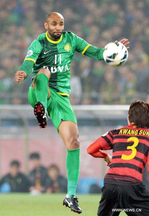 Frederic Kanoute (L) of China's Beijing Guoan competes with Kwang Suk of South Korea's Pohang Steelers during their AFC Champions League Group G match in Beijing, China, April 23, 2013. Beijing Guoan won 2-0. (Xinhua/Guo Yong)