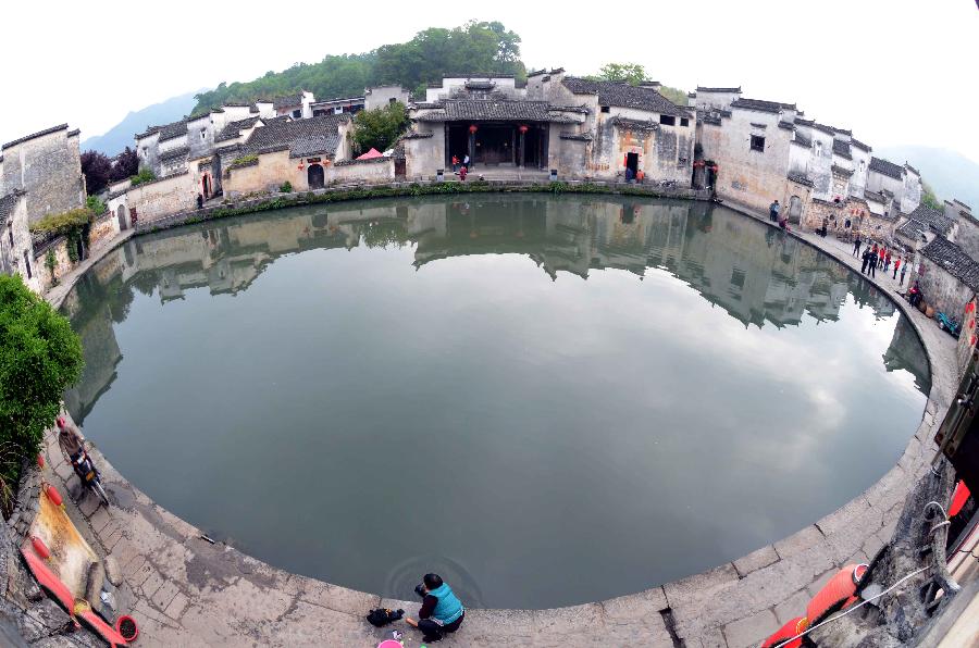 Photo taken on April 22, 2013 shows the scenery at the Yuezhao Scenic Spot of Hongcun Village in Yixian County, east China's Anhui Province. (Xinhua/Wang Song) 