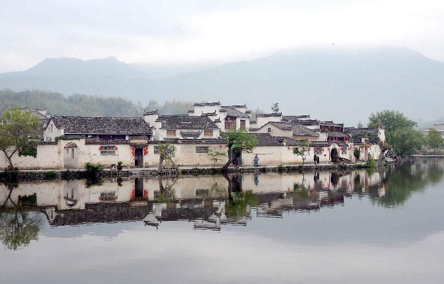 Photo taken on April 22, 2013 shows the scenery at Hongcun Village in Yixian County, east China's Anhui Province. (Xinhua/Wang Song) 