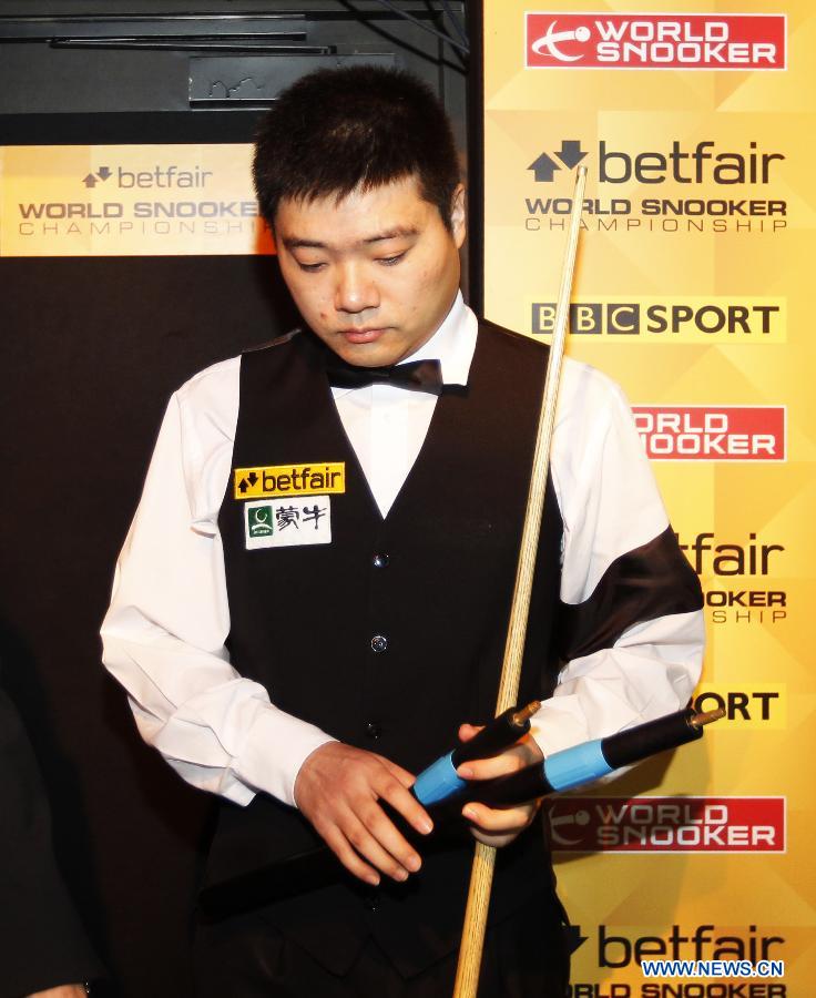 Ding Junhui of China waits ahead of the first round of World Snooker Championship against Alan McManus of Scotland at the Crucible Theatre in Sheffield, Britain, on April 23, 2013. (Xinhua/Wang Lili)