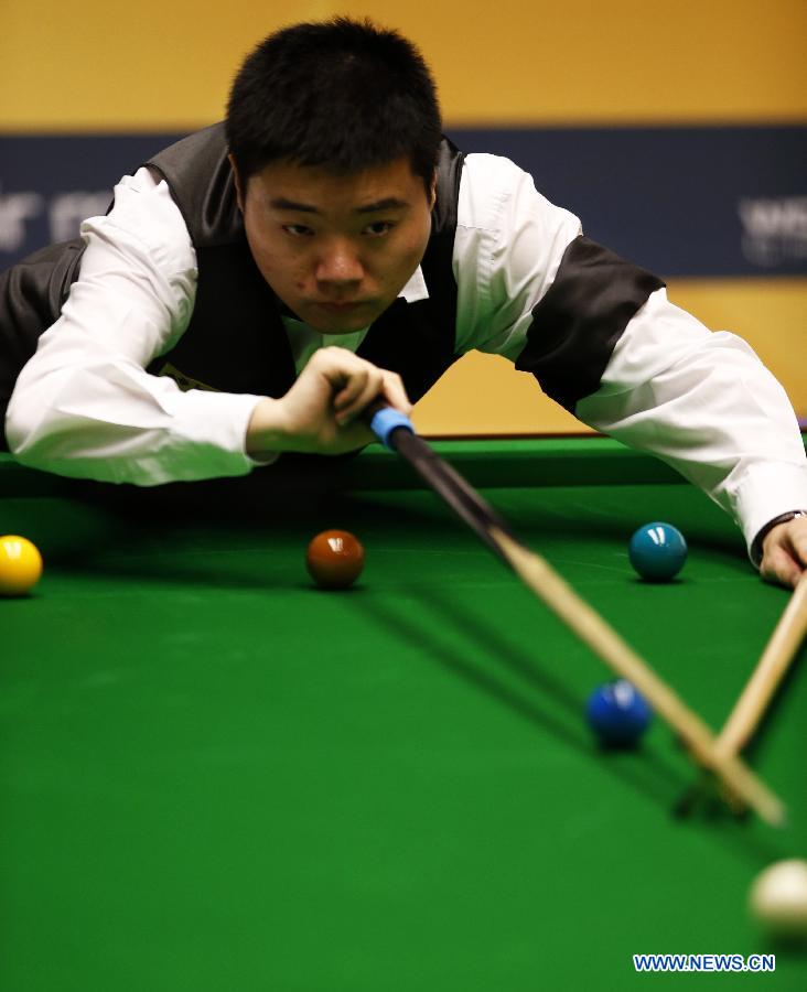 Ding Junhui of China competes against Alan McManus (not seen in picture) of Scotland during the first round of World Snooker Championship at the Crucible Theatre in Sheffield, Britain, on April 23, 2013. (Xinhua/Wang Lili)