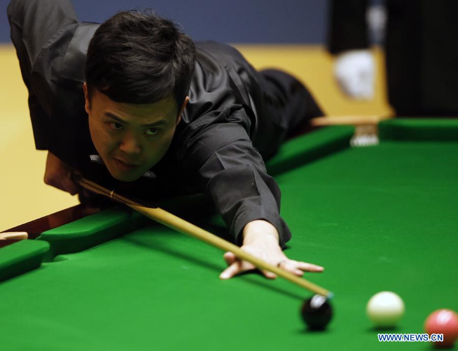 Marco Fu from Hong Kong, China, competes against Matthew Stevens (not shown in picture) of Wales during the first round of World Snooker Championship at the Crucible Theatre in Sheffield, Britain, April 23, 2013. (Xinhua/Wang Lili)