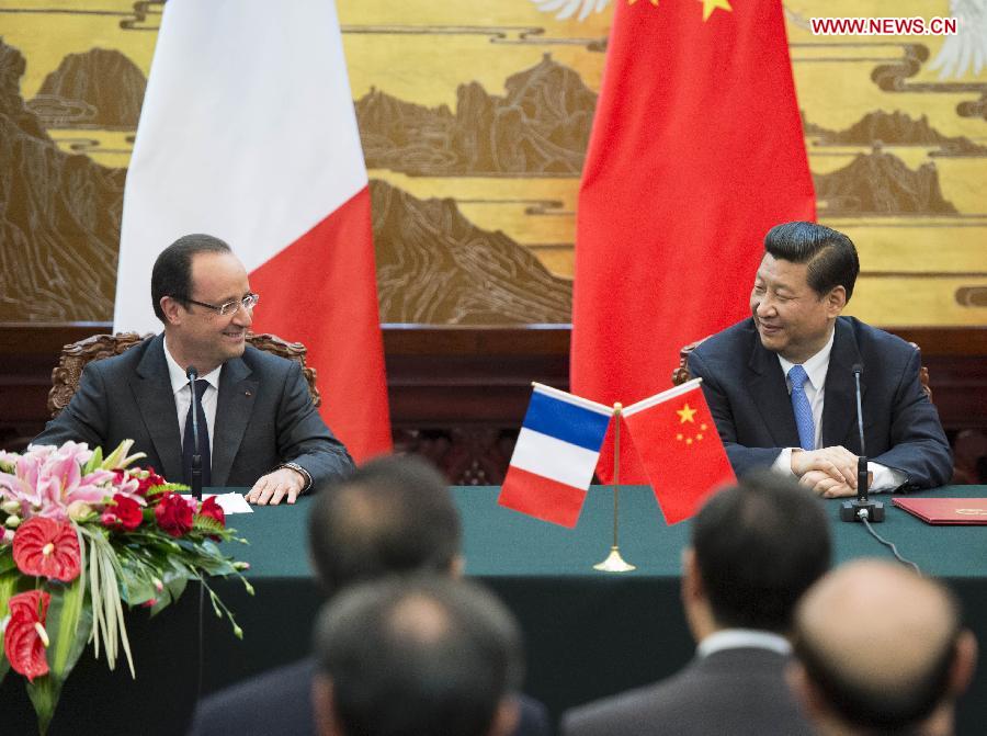 Chinese President Xi Jinping (R) and French President Francois Hollande meet with journalists in Beijing, capital of China, April 25, 2013. (Xinhua/Wang Ye)