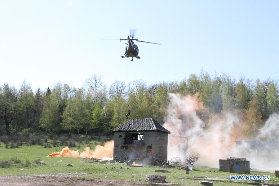 Soldiers with the European Union Force (EUFOR) take part in the "Quick Respond 2013" military exercise in military barracks close to Sarajevo, Bosnia-Herzegovina, on April 25, 2013. (Xinhua/Haris Memija)