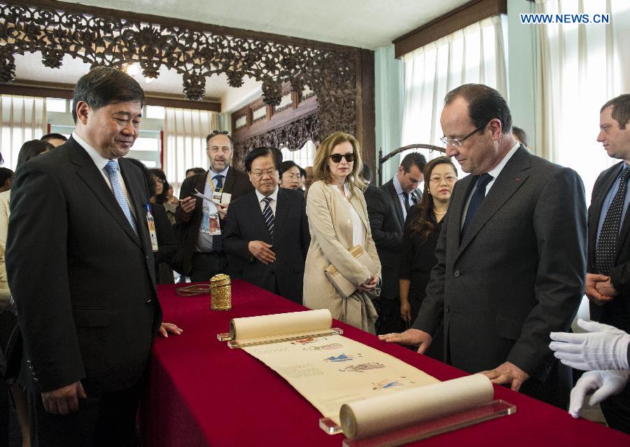 French President Francois Hollande visits the Palace Museum in Beijing, capital of China, April 26, 2013. (Xinhua/Wang Ye)