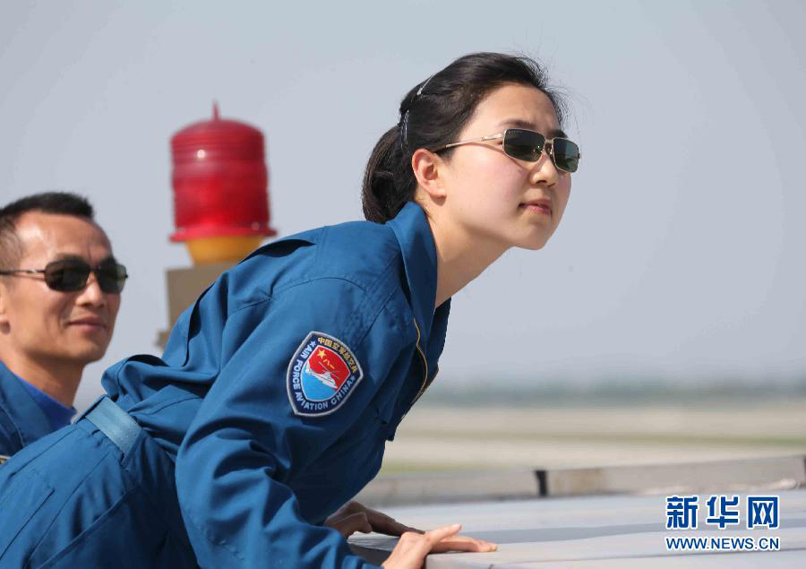 Zhang Bo, a helicopter pilot of the Air Force in Chengdu Military Region, keeps a close eye on fellow pilots’ flight. She has flown three times to the quake-hit areas to rescue the wounded. (Xinhua/Wang Jianmin)