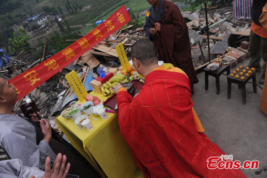 A monk of the Shaolin Temple prays for the victims of the 7.0-magnitude earthquake in Lushan County, Ya'an, Southwest China's Sichuan Province, April 26, 2013. On the early morning of April 23, nine monks and staff member from the Songshan Shaolin Temple came to the disaster area of Lushan. They bring large quantities of traditional Chinese medicine products made by Shaolin pharmacy and two equipment vehicles for Western medicine treatment. （Photo: CNS/Zhang Lang）