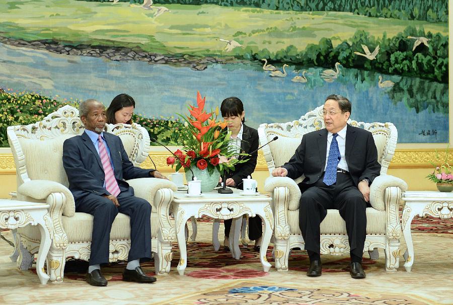 Yu Zhengsheng (R), chairman of the National Committee of the Chinese People's Political Consultative Conference (CPPCC), meets with President of Mauritanian Economic and Social Council (ESC) Mohamed Ould Haimer, in Beijing, capital of China, April 26, 2013. (Xinhua/Li Tao)