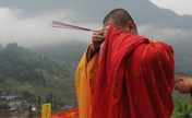 Shaolin monks pray for quake victims in Lushan
